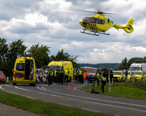 Auto rijdt in op groep fietsers: ook kinderen betrokken, ambulances massaal ingezet
