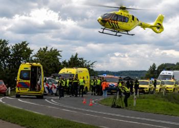 Auto rijdt in op groep fietsers: ook kinderen betrokken, ambulances massaal ingezet
