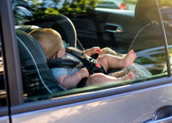 Kind of hond opgesloten in bloedhete auto: mag je dan een ruit inslaan?