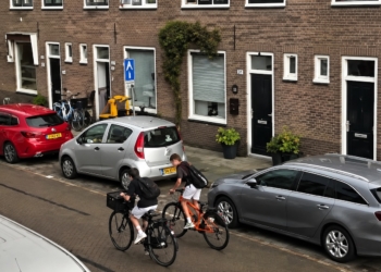 Jongen vol geraakt door bliksem terwijl zijn moeder filmt