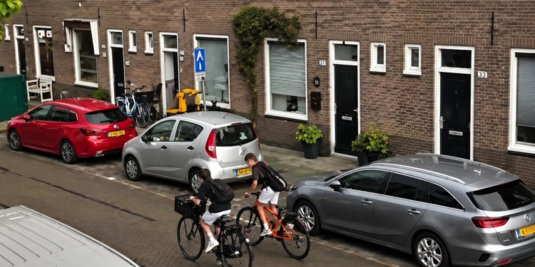 Jongen vol geraakt door bliksem terwijl zijn moeder filmt