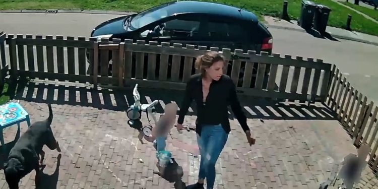 Burenruzie: moeder gaat compleet door het lint en trekt wapen in het bijzijn van haar kinderen