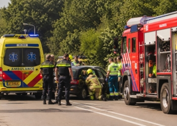 Hartverscheurend drama: twee jonge kinderen levenloos aangetroffen in auto