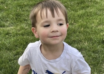 Jongetje (8) wilde zijn moeder beschermen, maar betaalt dat met zijn leven