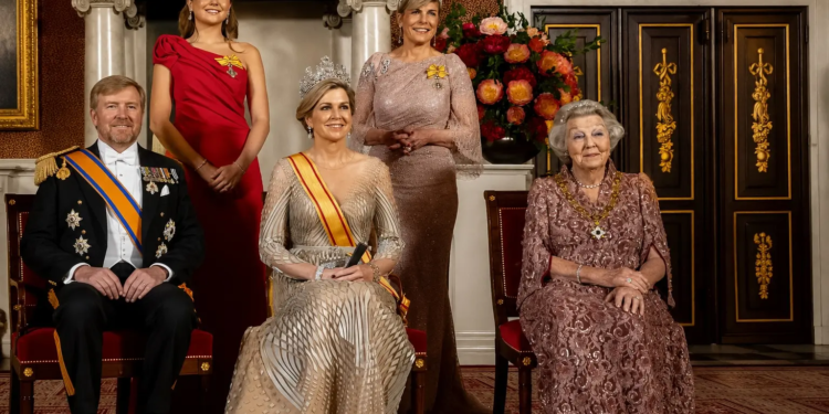 Máxima schittert met peperdure diamant, maar iedereen kijkt naar iets anders