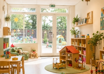 Peuter (1) na sluitingstijd vergeten op kinderdagverblijf: alle personeel was weg