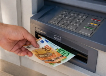 Geld pinnen in het buitenland: dit zijn de nieuwe kosten per bank