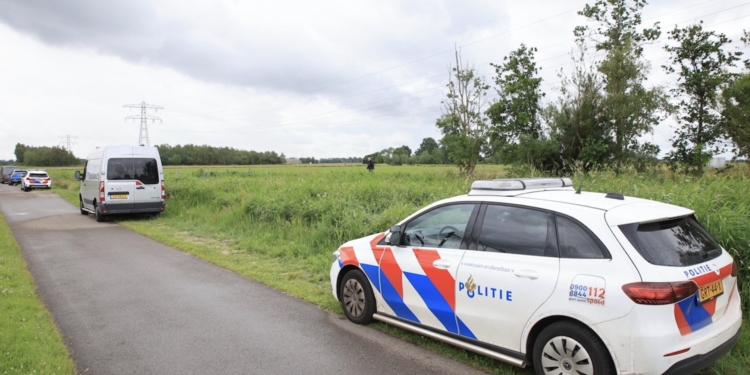 Wandelaar doet schokkende vondst, jonge vrouw in het water