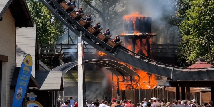 Schokkend moment: achtbaan staat in brand, treintje rijdt erlangs