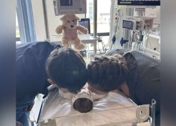 Tragisch nieuws: vijf dagen oude baby sterft in armen van tiener moeder terwijl ze slaapt
