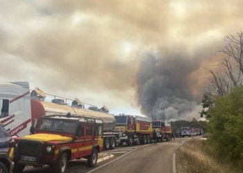 Code rood: grote brand in Europees vakantiegebied, 12.000 toeristen geëvacueerd