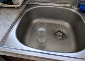 Ze zet altijd een glas water in haar gootsteen als ze op vakantie gaat. De reden? Ik ga dit ook doen