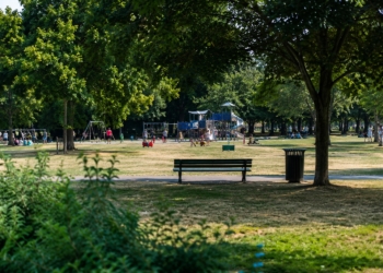 Migrant betast spelend jongetje (5), vader grijpt direct in
