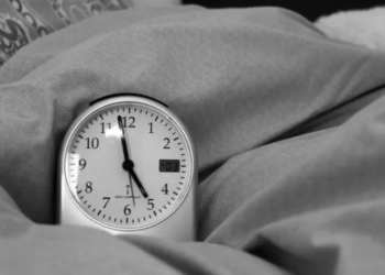 Word je steeds vroeg wakker en kan je dan niet meer in slaap komen? Dít is de oplossing!