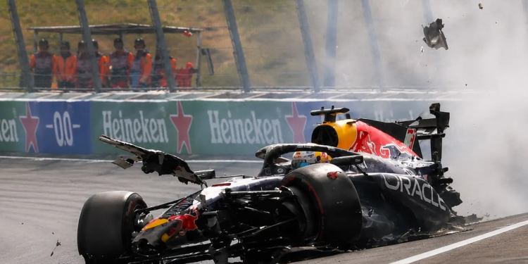 Vreselijke beelden: Monstercrash Max Verstappen in Zandvoort