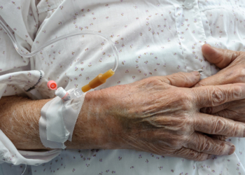 Oma voor het leven verminkt na fatale fout tijdens ziekenhuisoperatie