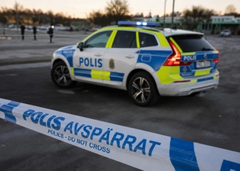Grote schrik bij school: politie schiet persoon met zwaard neer