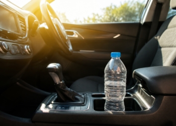 Laat NOOIT een waterfles achter in een hete auto: dit onverwachte gevaar kennen veel mensen niet