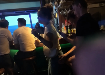 Wilfred Genee opnieuw zoenend gespot met andere vrouw en ze is een hele bekende