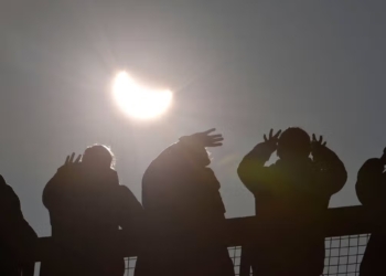 Dit is de reden waarom je nooit met blote ogen naar een zonsverduistering moet kijken