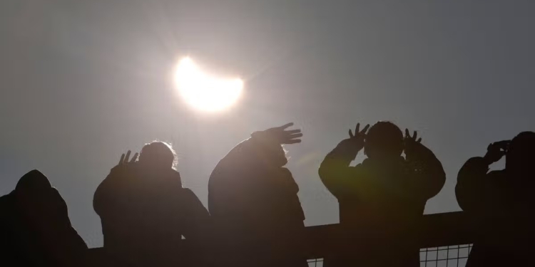 Dit is de reden waarom je nooit met blote ogen naar een zonsverduistering moet kijken
