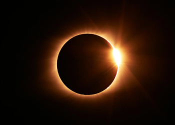 12 augustus is er een zonsverduistering: zo kijk je er veilig naar…