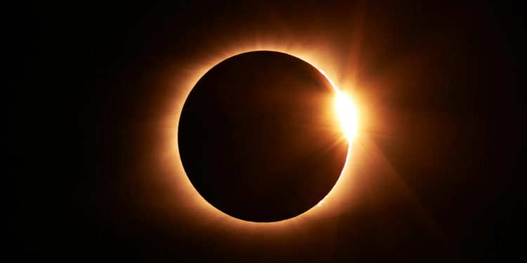 12 augustus is er een zonsverduistering: zo kijk je er veilig naar…
