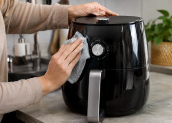 Met deze simpele methode is je airfryer binnen 5 minuten weer brandschoon