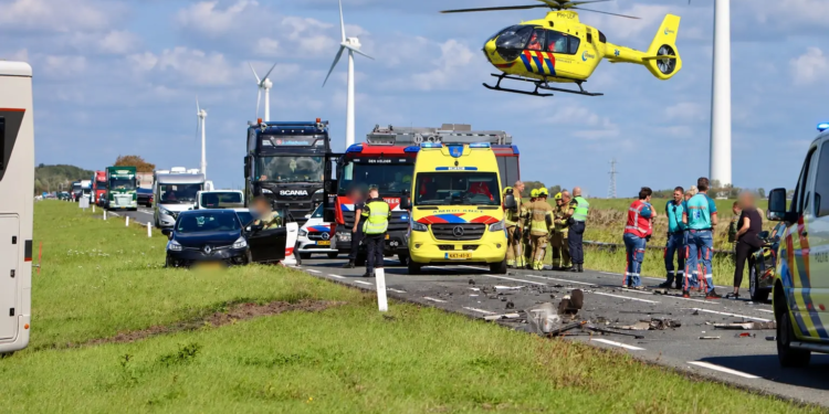 Persoon overleden bij frontale botsing tussen personenauto en camper