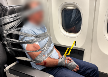 Bizarre taferelen in vliegtuig: passagier met ducttape aan stoel vastgebonden