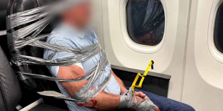 Bizarre taferelen in vliegtuig: passagier met ducttape aan stoel vastgebonden