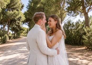 Femke Bol deelt prachtige beelden van sprookjeshuwelijk op Sardinië