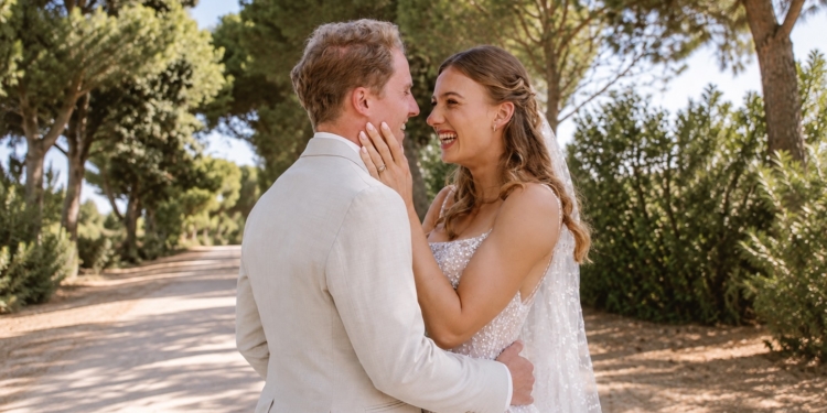 Femke Bol deelt prachtige beelden van sprookjeshuwelijk op Sardinië
