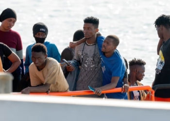 Heftige gebeurtenis op nieuwkomersboot: kindje (2) op gruwelijke wijze overleden