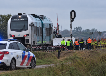 Fietser negeert dichte spoorbomen met vreselijke gevolgen
