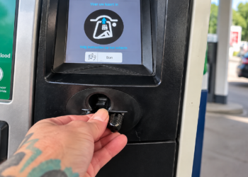 Pas op bij tankstations: nieuwe skimmingtruc kan je duizenden euro’s kosten