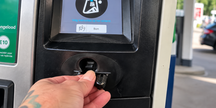 Pas op bij tankstations: nieuwe skimmingtruc kan je duizenden euro’s kosten