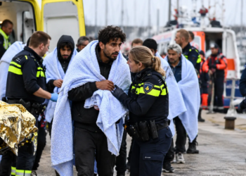 Boot met tientallen migranten duikt op voor Nederlandse kust: hulpdiensten in actie