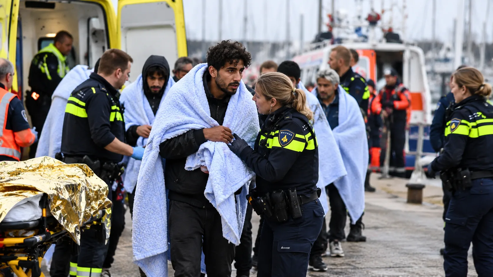 Boot met tientallen migranten duikt op voor Nederlandse kust: hulpdiensten in actie