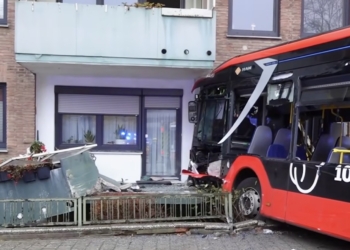 Hulpdiensten rukken massaal uit na schokkend ongeluk met bus vol kinderen in woonwijk