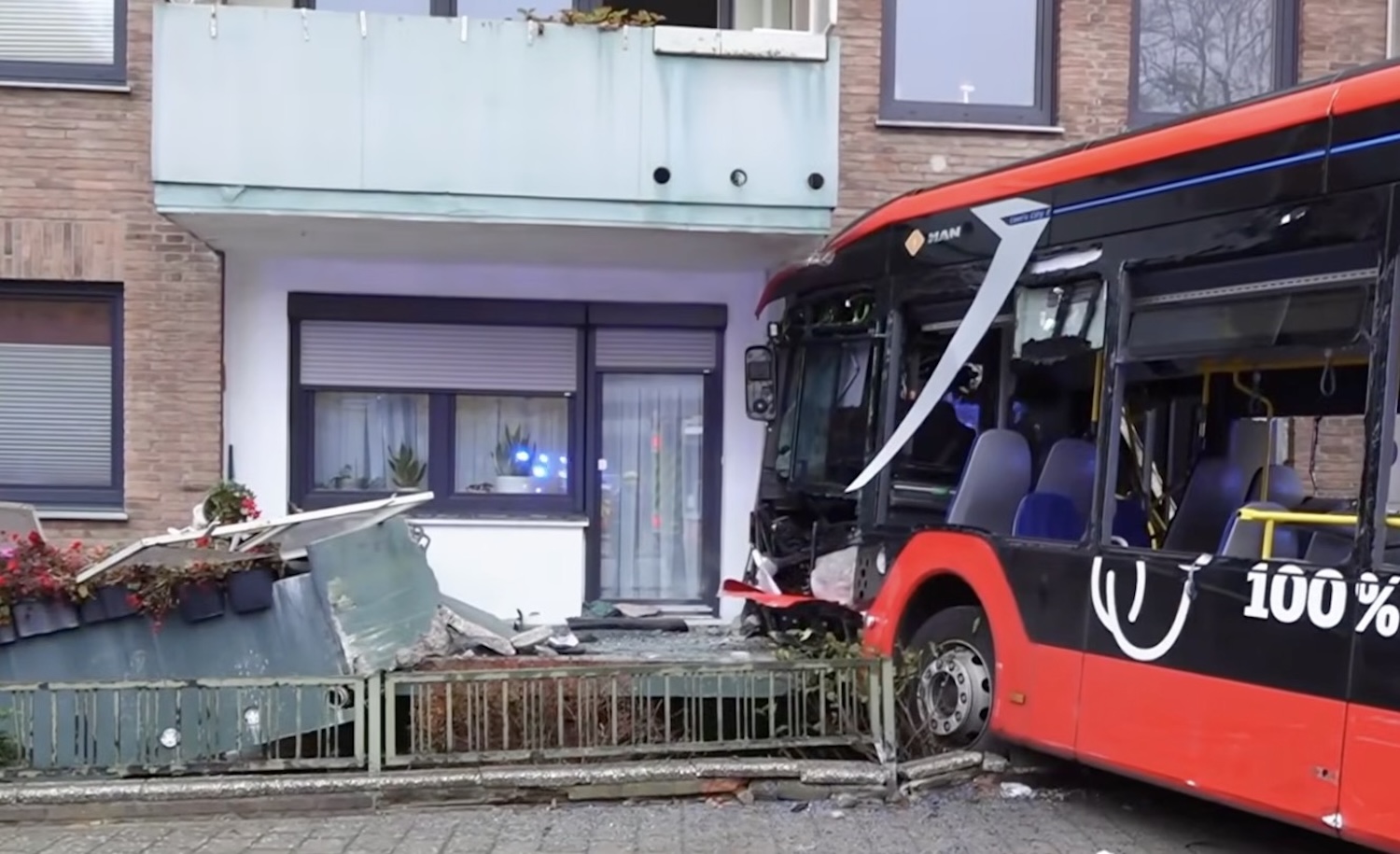 Hulpdiensten rukken massaal uit na schokkend ongeluk met bus vol kinderen in woonwijk