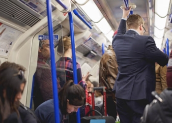 Treinpassagier weigert te wijken voor oudere dame en veroorzaakt veel ophef