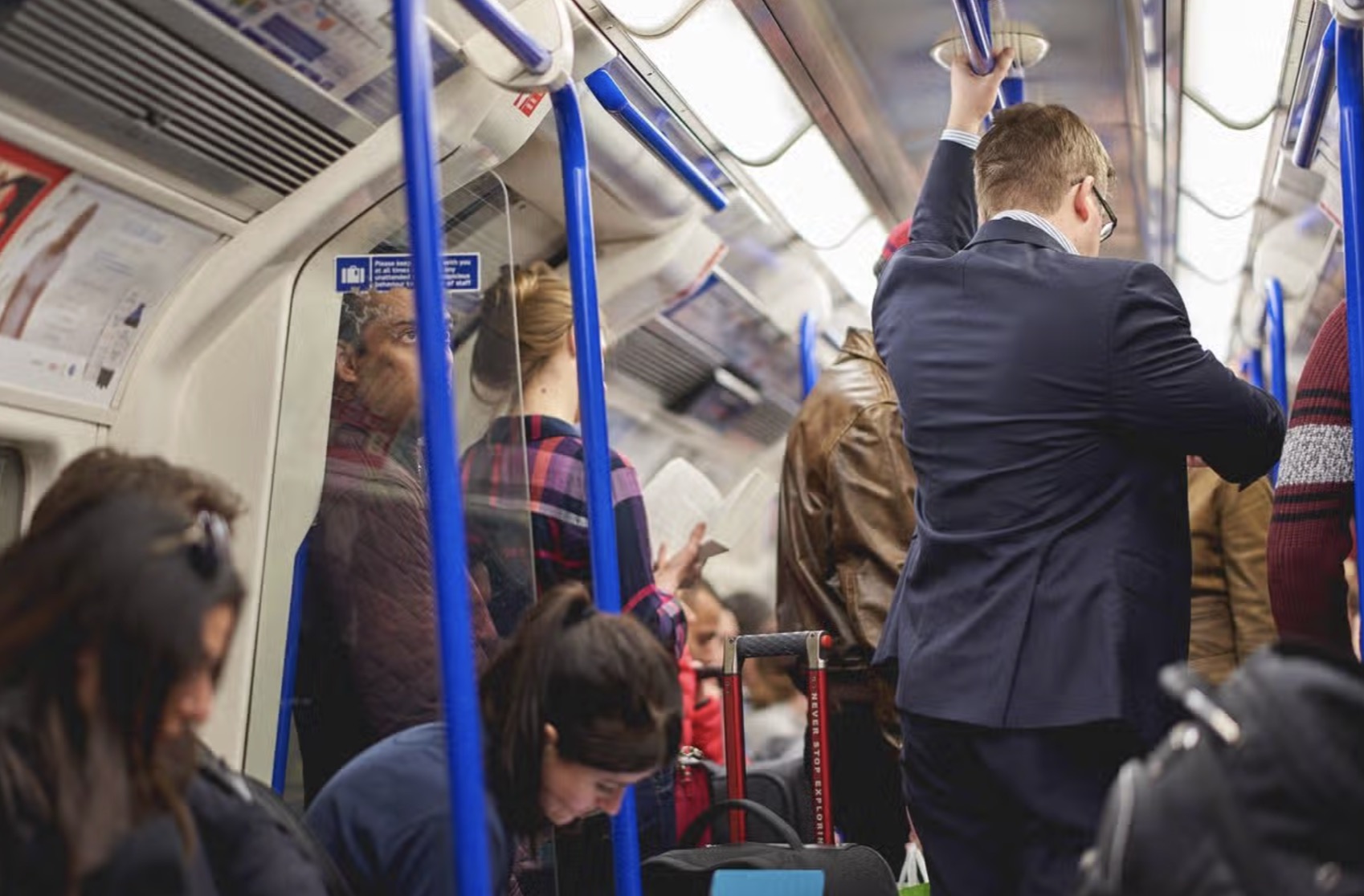 Treinpassagier weigert te wijken voor oudere dame en veroorzaakt veel ophef