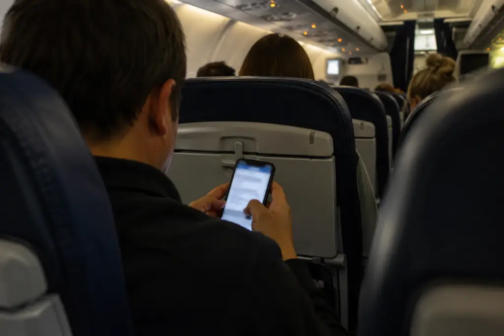 Stewardess ziet schokkend bericht op telefoon passagier en vliegtuig moet omkeren