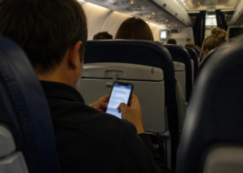 Stewardess ziet schokkend bericht op telefoon passagier en vliegtuig moet omkeren