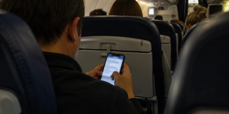 Stewardess ziet schokkend bericht op telefoon passagier en vliegtuig moet omkeren