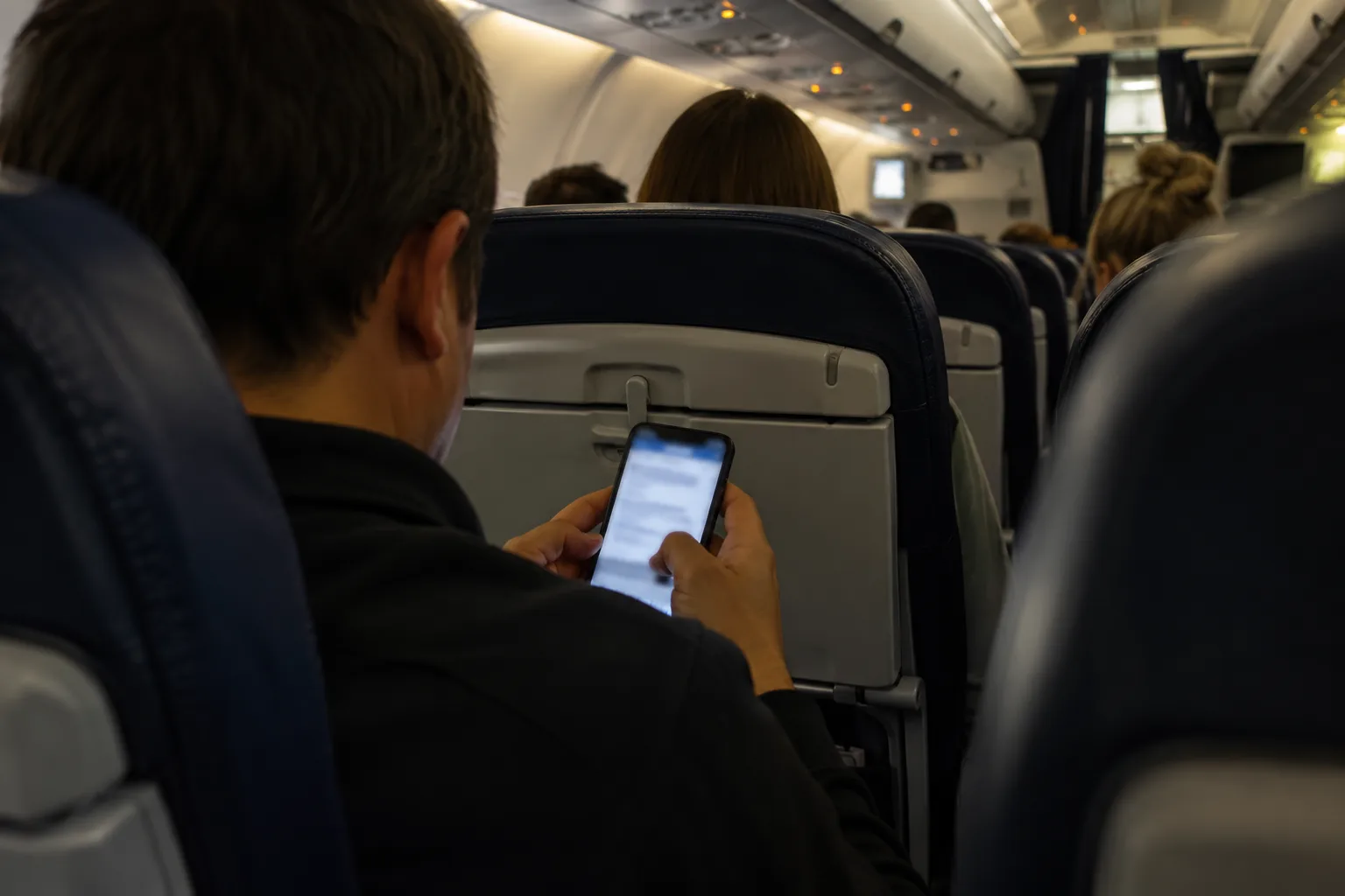 Stewardess ziet schokkend bericht op telefoon passagier en vliegtuig moet omkeren
