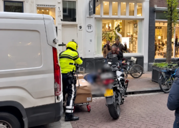 Pakketbezorger krijgt taserstoot: omstanders reageren vol ongeloof