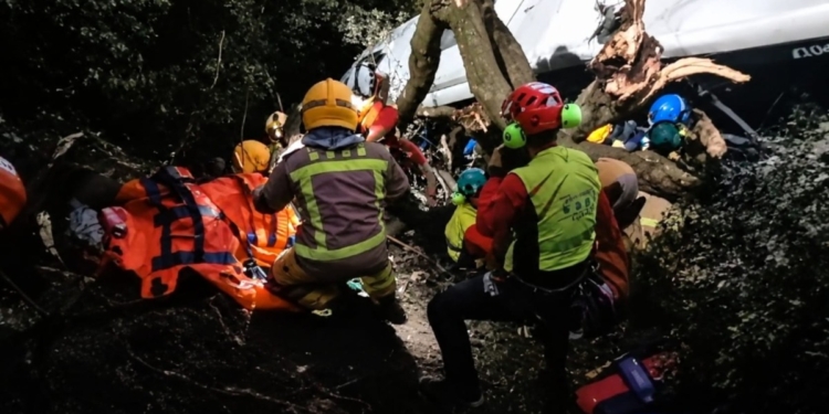 Verschrikkelijk busongeluk bij Barcelona: Bus stort 20 meter de diepte in