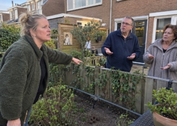 Boze buurvrouw ontploft om kattenpoep, maar pakt de verkeerde buren aan